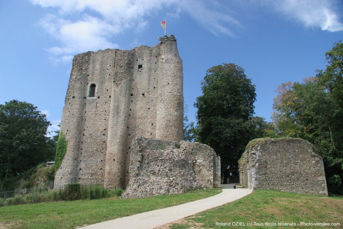 Visite du Château de Pouzauges Chambres d'hôtes Puy du Fou