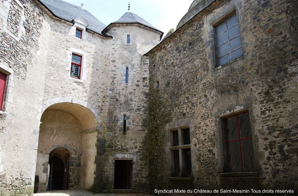 La Haute Cour du Chateau de Saint Mesmin