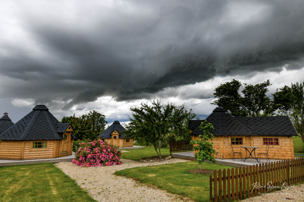 Notre petit village atypique sous les nuages