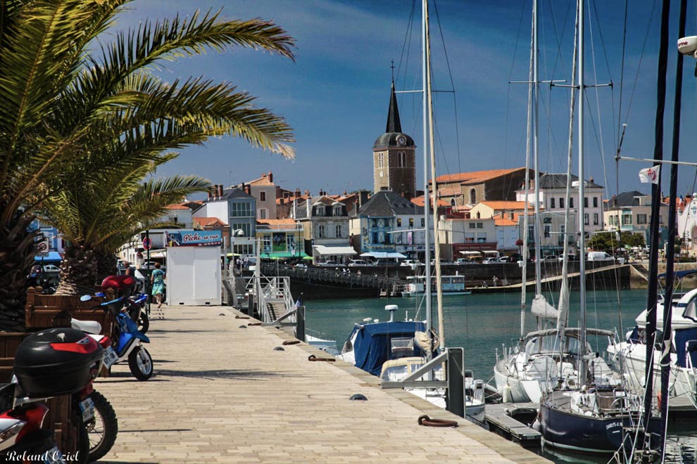 Remblai des Sables d'Olonne avec les restaurants et le Port