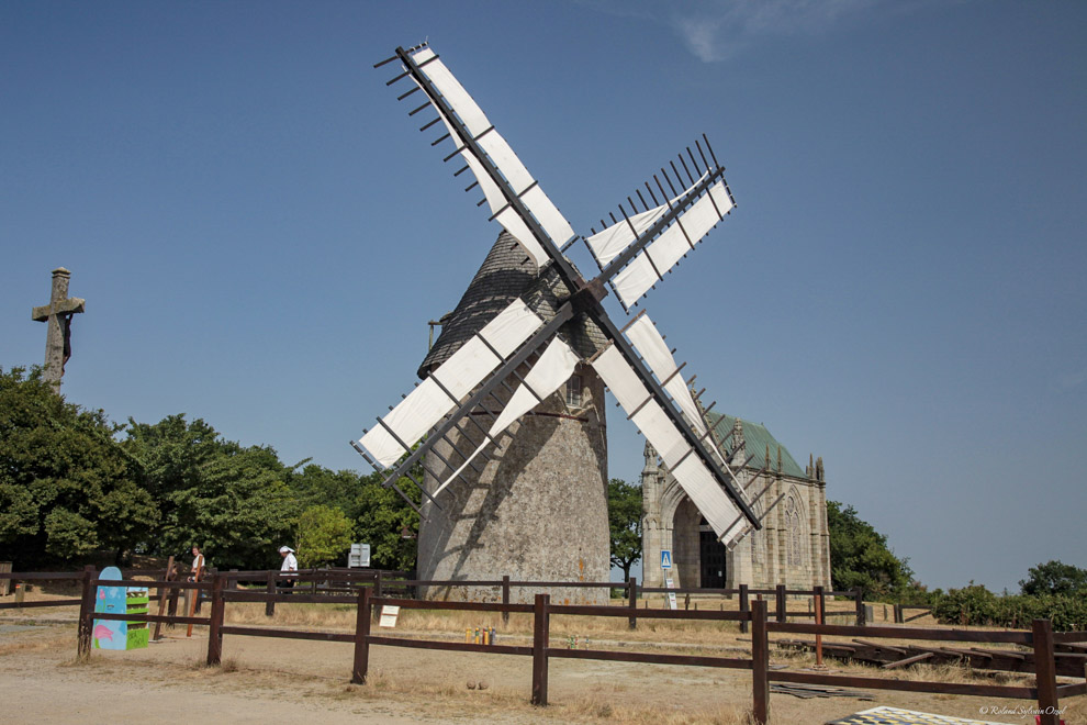 Moulin et chapelle au Mont des Alouettes aux Herbiers