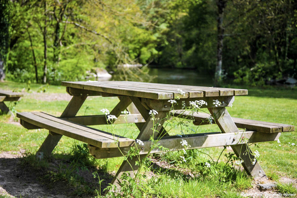 Table de pique-nique sur la Vallée de poupet à côté du Puy du Fou